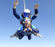 102세 할머니 '생일 축하' 스카이다이빙…"즐기고 바쁘게 사는 게 건강 비결"