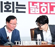 김재원과 인사하는 한동훈 [포토]