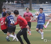 여야, 2년 만에 친선 축구대회 개최해…“파란색과 붉은색 어우러져”