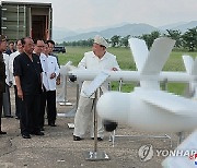 북, `자폭 무인기` 성능시험 공개…김정은 "더많이 생산"