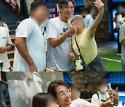 '행복의 나라' 유재명·송영규·이현균, 특급 팬서비스…직접 팝콘 증정