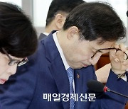 [포토] 자료 검토하는 한기정 공정거래위원장