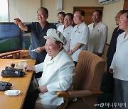 빵모자 쓴 김정은, 또 할아버지 옷차림…자폭 무인기 시험에 '함박웃음'