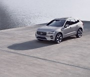 볼보코리아, 2025년식 ‘XC60’ 출시···저공해 2종 차량 인증 획득