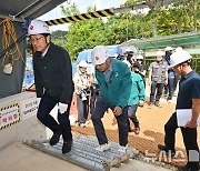 도시철도 공사현장 들어서는 강기정 광주시장