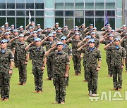 국기에 대한 경례하는 동명부대 장병들