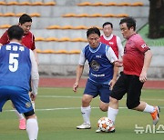 의원들의 빗속 축구