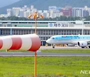 제주 공항 활주로서 항공기 멈춰…활주로 운영 중단