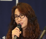 인사말하는 김숙영 연출가