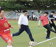 시축하는 우원식 국회의장과 여야 대표