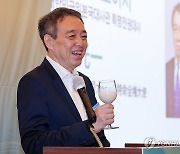 건배사하는 주한일본대사