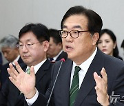 대통령실 관저 증축 의혹 관련 질의 답변하는 정진석 비서실장