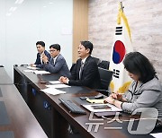 영국 에너지안보·탄소중립부 장관 면담하는 안덕근 산업부 장관