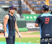 [포토] 손성빈 '정훈 선배한테 배우는 타격팁'