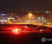 대한항공 여객기, '기체 결함' 활주로에 멈춰...제주공항 지연·결항 속출