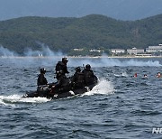 해군 해난구조전대, 거제 앞바다서 종합구조훈련 실시