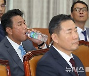 물 마시는 김태효 1차장