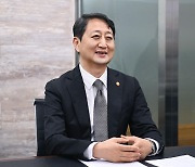 영국 에너지안보·탄소중립부 장관과 화상면담 하는 안덕근 장관