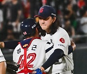 한화전 3-1 짜릿한 역전승리 기쁨 나누는 정보근과 김원중 [사진]