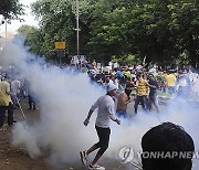 격화되는 인도 '수련의 성폭행 피살' 시위에 곤봉·물대포까지 등장해 진압