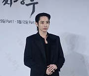 이수혁, 너무 긴 다리