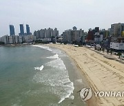 부산 광안리해수욕장서 물에 빠진 50대 남성 구조