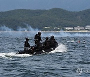 해군 SSU 종합구조훈련 실시…조난 잠수함·선박 구조