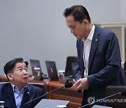 대화하는 유철환 권익위원장과 김태규 방송통신위원장 직무대행