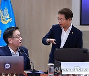 대화하는 최상목 부총리·이정식 장관