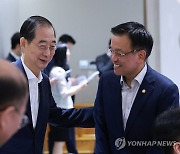 대화하는 한덕수 총리와 최상목 경제부총리