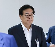 국무회의 참석하는 정진석 대통령 비서실장