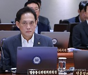 대통령 발언 듣는 김태규 방통위원장 직무대행