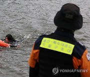 구조 대상자 태운 무인 구조보드