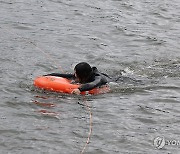 구조 대상자 태운 무인 구조보드