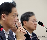 김태규 방통위원장 직무대행 '질의를 경청하며'