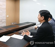 영국 에너지안보·탄소중립부 장관 면담하는 산업부 장관