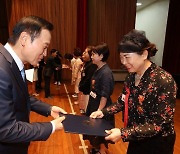 임태희 교육감, 퇴직 교원 1419명 훈·포장 및 표창장 전수