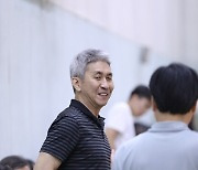 "좋은 성적 거두길" KBL 10개 구단 감독·고교 지도자, U18 대표팀에 격려금 전달