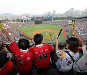 '최초 폭염 취소' 무더위에도 막을 수 없다..KBO 900만 관중 돌파 '눈앞'