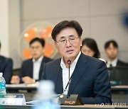 유상임 장관 "출연연, 산학연 구심점 돼야"…첫 연구현장 행보