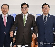 여야 원내대표와 기념 촬영하는 우원식 국회의장