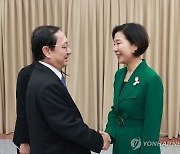 베트남 과학기술부 장관과 인사하는 오영주 장관