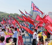 '청년절' 맞은 북한 청년들, 무도회 참석