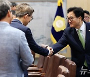 악수하는 우원식 국회의장과 홍종호 기후위기비상자문위원장