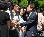 '교육감직 상실' 조희연, 직원들과 나누는 마지막 인사