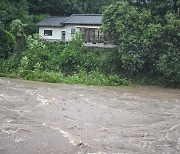 [포토]태풍 '산산'에 범람한 日오이타현 강…위태한 주변 가옥