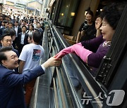 윤석열 대통령의 국정브리핑시 집무실에 놓인 사진