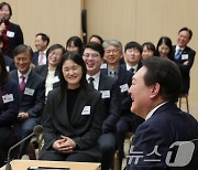 尹대통령 두 번째 국정브리핑…"쉬운 길 가지 않겠다"