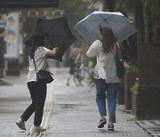 최강 태풍 ‘산산’ 日상륙, 225만명 대피령…주말까지 영향권