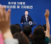 尹 “국민연금 지급보장 법제화…세대별 보험료 차등”